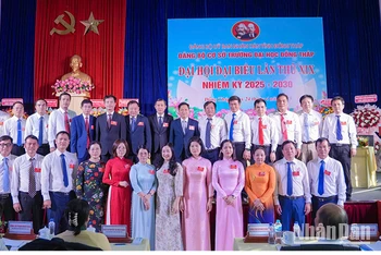 Ban Chấp hành Đảng bộ cơ sở Trường đại học Đồng Tháp ra mắt Đại hội. (Ảnh: HOÀI PHONG)