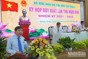 Phó Bí thư Thường trực Tỉnh ủy, Chủ tịch Hội đồng nhân dân tỉnh Đồng Tháp Phan Văn Thắng phát biểu tại kỳ họp. (Ảnh: HỮU NGHĨA)