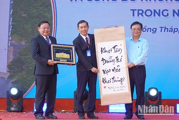 Đồng chí Lê Minh Hoan, Phó Chủ tịch Quốc hội tặng quà lưu niệm cho Trường đại học Đồng Tháp. (Ảnh: HỮU NGHĨA)