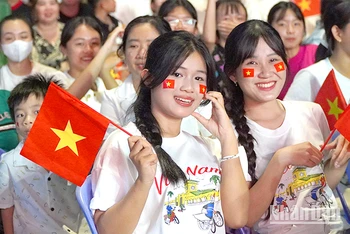 Nhiều bạn trẻ Đồng Tháp chung vui ngày lễ kỷ niệm. (Ảnh: HỮU NGHĨA)