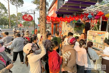 Bạn đọc tại tỉnh Đồng Tháp xếp hàng nhận phụ san tại quán Lotus Coffee. (Ảnh: Bạn đọc cung cấp)
