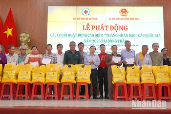 Đại diện 20 hộ gia đình chính sách có hoàn cảnh khó khăn ở huyện Tân Hồng nhận quà với mỗi suất 2 triệu đồng tiền mặt. (Ảnh: HỮU NGHĨA)