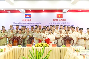 Đại tá Võ Thị Hoài Ngọc, Phó Giám đốc phụ trách Công an tỉnh Đồng Tháp và Trung tướng Chhoeu Bunchhorn, Trưởng ty Công an tỉnh Prey Veng ký kết biên bản hợp tác. (Ảnh: Công an Đồng Tháp)