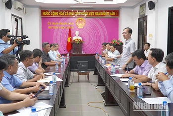 Chủ tịch Ủy ban nhân dân tỉnh Đồng Tháp Trần Trí Quang phát biểu tại buổi làm việc. (Ảnh: HỮU NGHĨA)