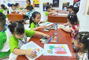 Thiếu nhi vẽ tranh tại Thư viện tỉnh Đồng Tháp.