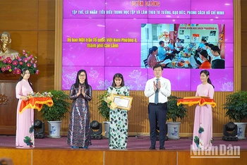 Bí thư Tỉnh ủy Đồng Tháp Lê Quốc Phong; Trưởng Ban Tuyên Giáo và Dân vận Tỉnh ủy Đồng Tháp Nguyễn Thị Kim Tuyến tuyên dương, khen thưởng một trong các tập thể tiêu biểu. (Ảnh: HỮU NGHĨA)