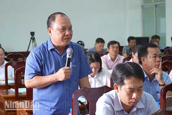 Đại biểu phát biểu thảo luận tại hội nghị. (Ảnh: HỮU NGHĨA)