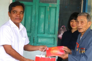 Thăm, tặng quà những người trực tiếp tham gia và các gia đình có người tham gia trận đánh Đak Pơ.
