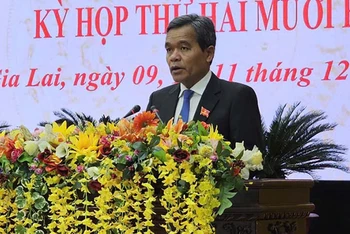 Ủy viên Trung ương Đảng, Bí thư Tỉnh ủy, Chủ tịch Hội đồng nhân dân tỉnh Hồ Văn Niên phát biểu tại kỳ họp.