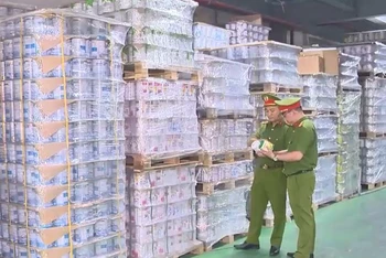 Bộ Công an triệt phá đường dây sản xuất, buôn bán sữa bột giả với số lượng cực lớn trên địa bàn Hà Nội và các tỉnh lân cận. (Ảnh: VTV)