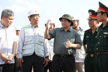 Thủ tướng Phạm Minh Chính kiểm tra tiến độ thi công dự án thành phần đoạn Hậu Giang-Cà Mau. (Ảnh: Dương Giang/TTXVN)