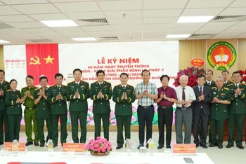 Các đại biểu chụp ảnh chung tại lễ kỷ niệm. 
