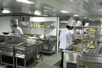 An toàn thực phẩm nguyên liệu, khâu quan trọng trong bảo đảm an toàn bếp ăn tập thể. (Ảnh: Cục An toàn thực phẩm)