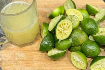Nhiều người chia sẻ cách uống nước cốt chanh buổi sáng để chữa bệnh. (Ảnh minh họa)