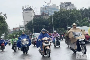 Dự báo khu vực Hà Nội, nhiều mây, ngày có mưa rào và rải rác có dông. (Ảnh: Đ.T)