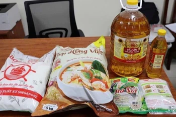 Các sản phẩm mì chính giả, dầu ăn giả được lực lượng chức năng phát hiện và thu giữ. (Ảnh: Công an tỉnh Phú Thọ)