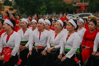 Đại biểu, khách mời phụ nữ dân tộc thiểu số hành động vì bình đẳng giới tại liên hoan.