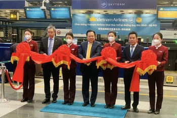 Các đại biểu cắt băng chúc mừng đường bay Bắc Kinh-Hà Nội khai thác trở lại. (Ảnh: Thái Bình)