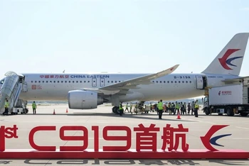 Máy bay chở khách cỡ lớn C919 do Trung Quốc chế tạo hoàn thành chuyến bay thương mại đầu tiên. (Ảnh: Tân Hoa Xã)