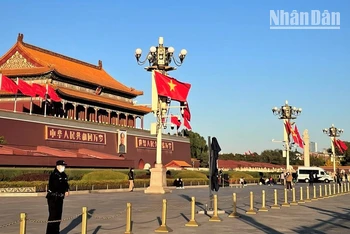 Ảnh minh họa: Cờ Việt Nam tung bay trên quảng trường Thiên An Môn nhân chuyến thăm Trung Quốc của Tổng Bí thư Nguyễn Phú Trọng cuối năm 2022. (Ảnh: HỮU HƯNG)