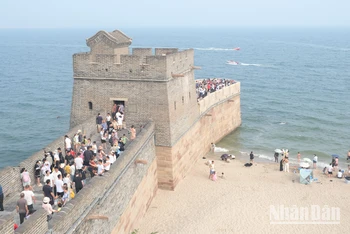 Lão Long Đầu, nơi Vạn Lý Trường Thành tiếp giáp với biển. (Ảnh: HỮU HƯNG)