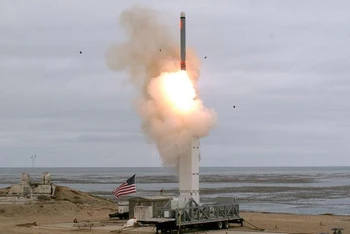 Quang cảnh 1 vụ phóng thử tên lửa hành trình tại Đảo San Nicolas, California, Mỹ. (Ảnh minh họa: Bộ Quốc phòng Mỹ/REUTERS)