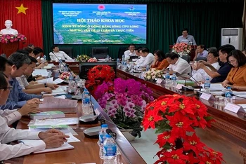 Đại biểu tham dự trình bày tham luận tại hội thảo.