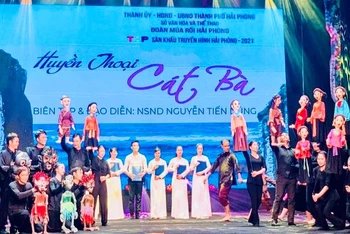 Vở rối Huyền thoại Cát Bà lưu diễn phục vụ nhân dân.