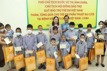 Phó Chủ tịch nước Võ Thị Ánh Xuân trao quà tặng trẻ em phẫu thuật nụ cười. 