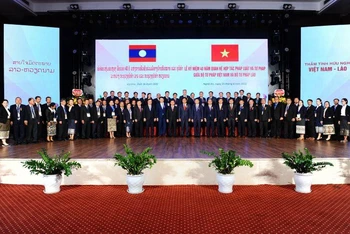 Các đại biểu hai nước chụp ảnh lưu niệm.