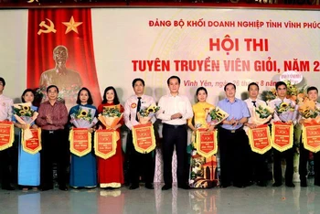 Phó Bí thư Thường trực Tỉnh ủy Phạm Hoàng Anh tặng hoa cho các thí sinh.
