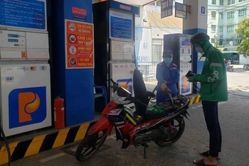 Các cửa hàng xăng dầu bảo đảm cung ứng cho người dân. (Ảnh chụp Cửa hàng xăng dầu Petrolimex 8, Đống Đa-Quang Trung, Đà Nẵng, trưa 15/9)