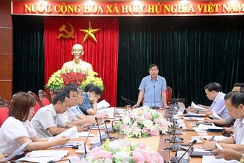 Phó Chủ tịch Ủy ban nhân dân tỉnh Hoà Bình Đinh Công Sứ phát biểu tại hội nghị.