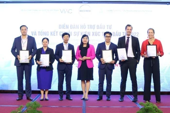 Trao Kỷ niệm chương cho các diễn giả tham gia.