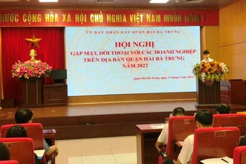 Đại diện Ủy ban nhân dân quận Hai Bà Trưng phổ biến nội dung mới về bảo hiểm xã hội.