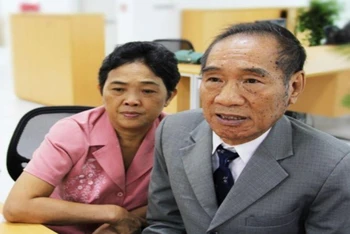 Thầy Nguyễn Ngọc Ký (bên phải) trong lần trả lời phỏng vấn trực tuyến với báo chí năm 2013. (Ảnh: Minh Trí)