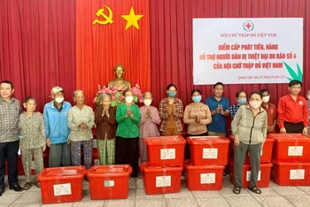 Những phần quà nghĩa tình giúp người dân vùng bão Quảng Ngãi thêm ấm lòng.