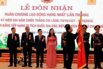 Đại diện lãnh đạo tỉnh Lạng Sơn trao Huân chương lao động Hạng nhất (lần hai) cho đảng bộ, chính quyền và nhân dân huyện Chi Lăng. 