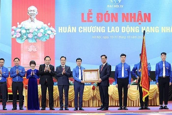 Bí thư Đoàn Khối các cơ quan Trung ương Bùi Hoàng Tùng (thứ 5 từ phải sang) đại diện tuổi trẻ Khối đón nhận Huân chương Lao động hạng Nhất tại Đại hội.