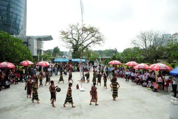 Học sinh Đà Nẵng tìm hiểu về lịch sử văn hóa dân tộc Cơ Tu tại Bảo tàng Đà Nẵng.