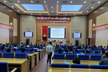 Quang cảnh buổi đấu giá đất tại huyện Tam Nông ngày 22/10.