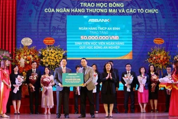 Trao học bổng An Nghiệp.