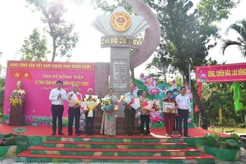 Bí thư Tỉnh ủy Lê Quốc Phong và Phó Bí thư Thường trực Tỉnh ủy Đồng Tháp Phan Văn Thắng trao Huy hiệu 55 năm tuổi Đảng cho đảng viên.