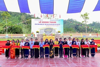 Các đại biểu cắt băng khánh thành công trình nâng cấp, tôn tạo di tích Bộ Quốc gia Giáo dục.