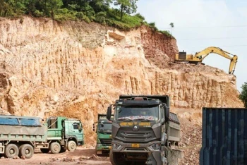 Đêm ngày 25/10, C05 tạm giữ hàng chục phương tiện khai thác đất trái phép tại xã Minh Đức, thành phố Phổ Yên (tỉnh Thái Nguyên).