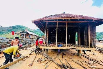 Vợ chồng Đinh Thị Giàu và Đinh Văn Đua dựng nhà ở làng mới Măng Lăng.