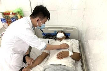 Bệnh nhân mắc sốt xuất huyết được đưa đến điều trị tại Bệnh viện đa khoa vùng Tây Nguyên.
