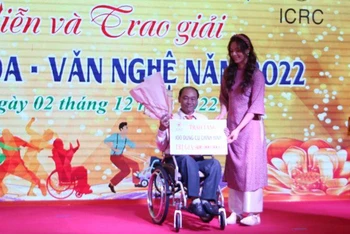Trao tặng 100 dụng cụ chỉnh hình cho người khuyết tật.
