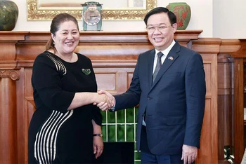 Chủ tịch Quốc hội Vương Đình Huệ và Toàn quyền New Zealand Dame Cindy Kiro. (Ảnh: TTXVN)