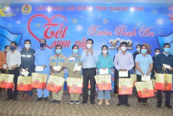 Ủy viên Bộ Chính trị, Thường trực Ban Bí thư Võ Văn Thưởng tham dự Chương trình “Tết sum vầy-Xuân bình an năm 2022”, tặng quà Tết cho công nhân có hoàn cảnh khó khăn Khu công nghiệp VSIP Quảng Ngãi.